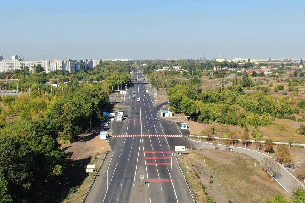 На Харьковщине завершают ремонт трассы в Донецком направлении (фото)
