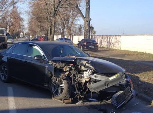 В Харькове Audi влетела в дерево