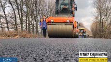 Харьковские дорожники продолжают ремонтировать дорогу Пересечное-Березовское (фото)