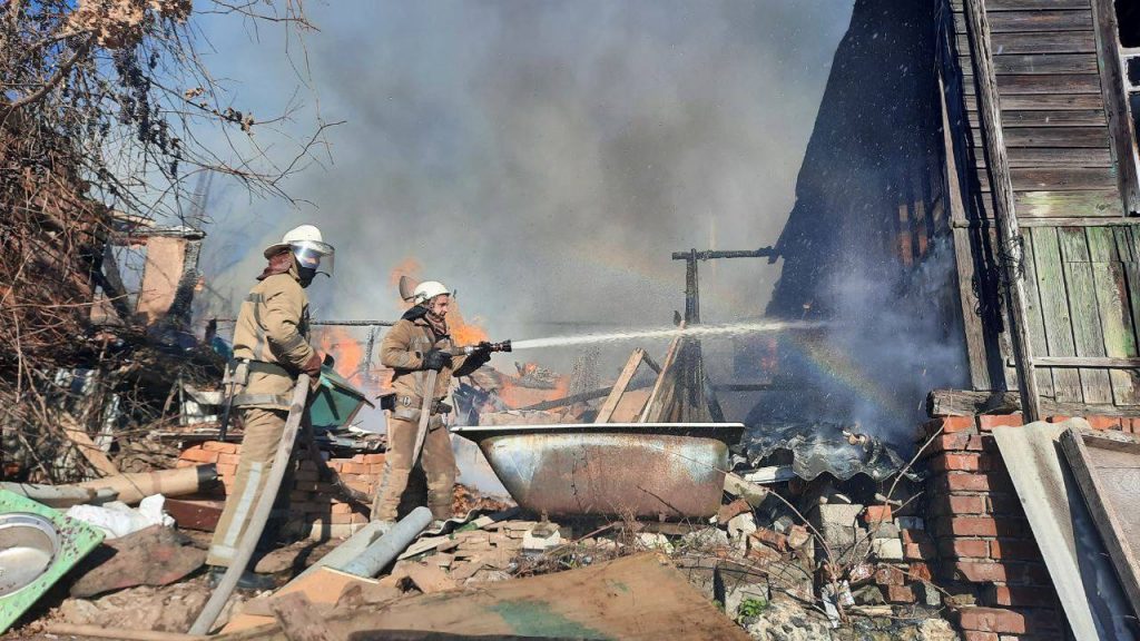 Харьковские спасатели шесть часов тушили пожар в частном доме (фото)