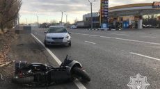 В Харькове мотоциклист не поделил дорогу с легковушкой: пострадавшего увезли на «скорой»