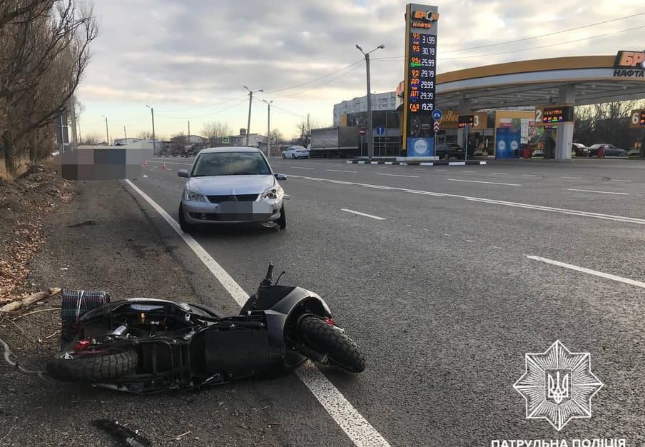 В Харькове мотоциклист не поделил дорогу с легковушкой: пострадавшего увезли на «скорой»