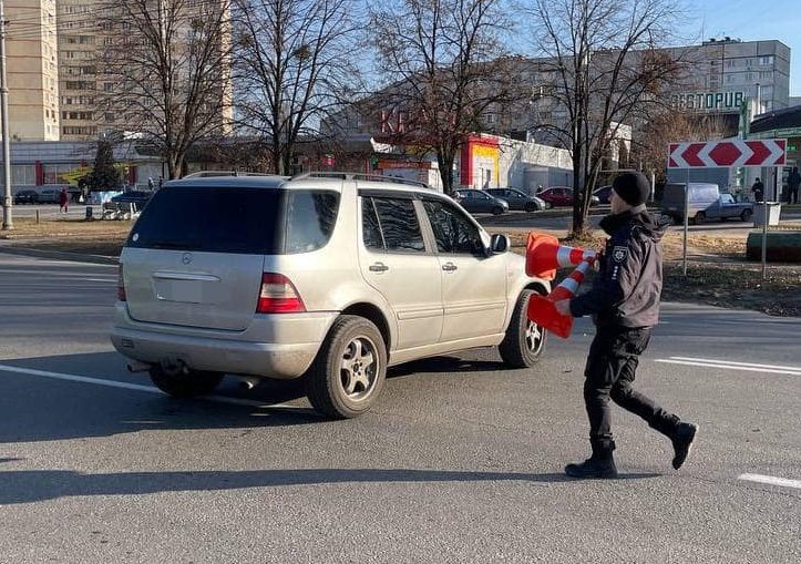В Харькове Mercedes нарушил ПДД и влетел в другую легковушку