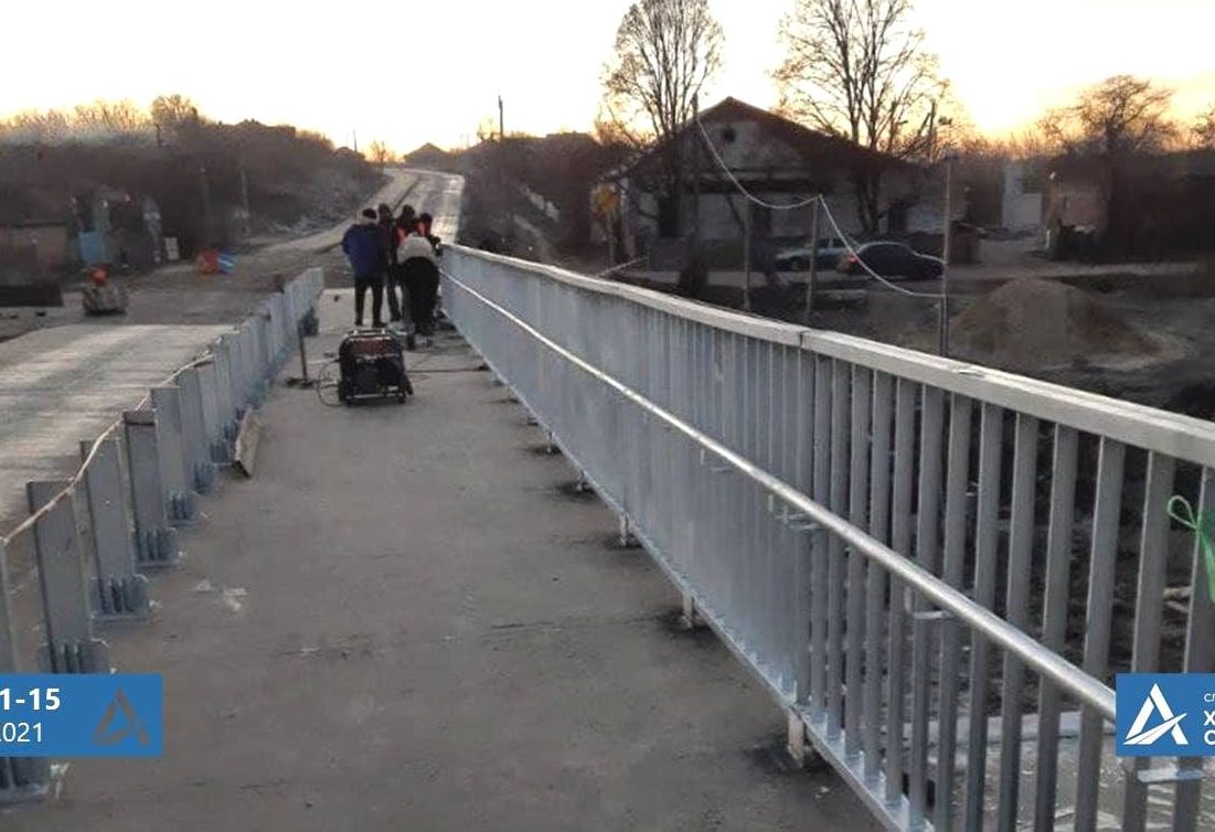 В Харьковской области реконструируют мост, который не ремонтировали более 60 лет (фото)