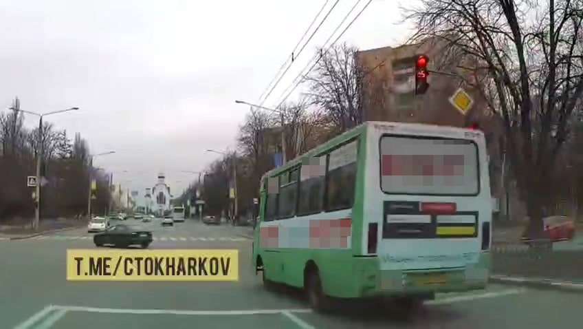Копы нашли водителя харьковского автобуса, который проехал на «красный» (фото)