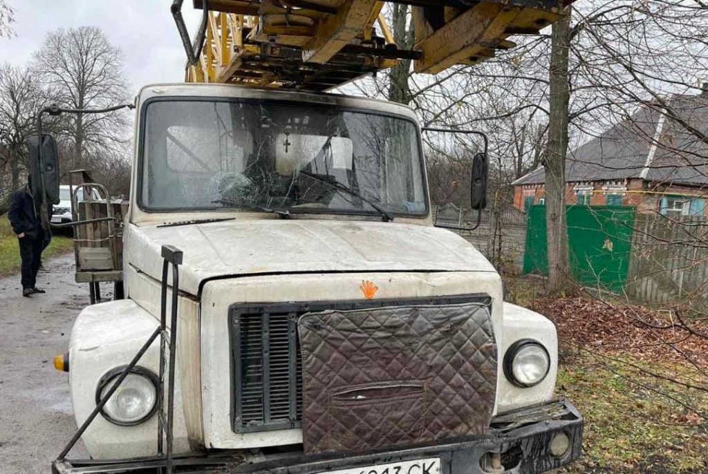 Под Харьковом мужчина с лопатой напал на бригаду электриков (фото)