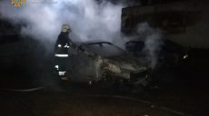 Под Харьковом ночью возле многоэтажки сгорели автомобили (фото)