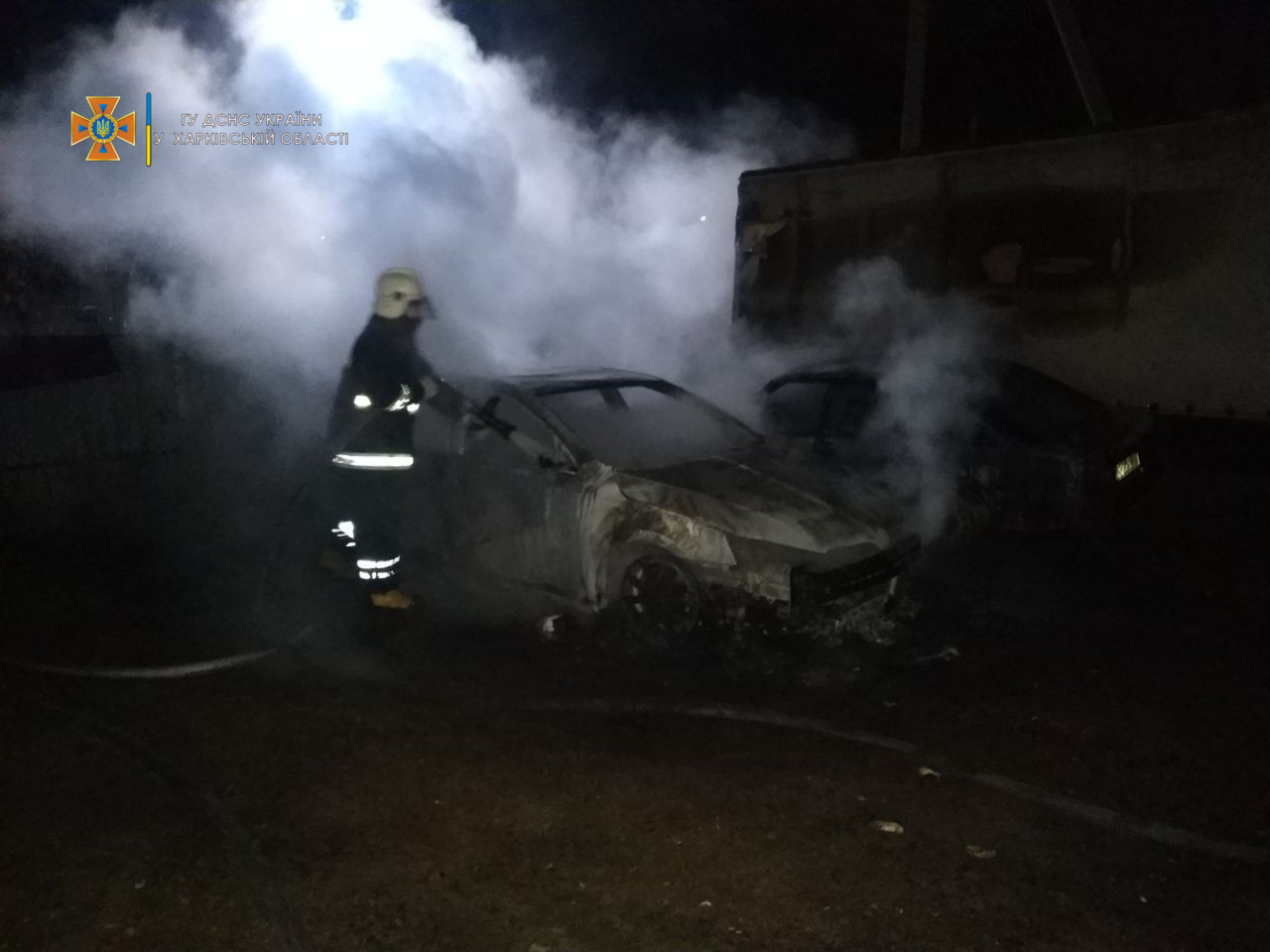 Под Харьковом ночью возле многоэтажки сгорели автомобили (фото)