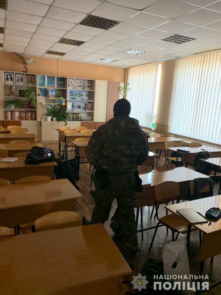 В четырех школах Харькова не нашли взрывчатку — полиция (фото)
