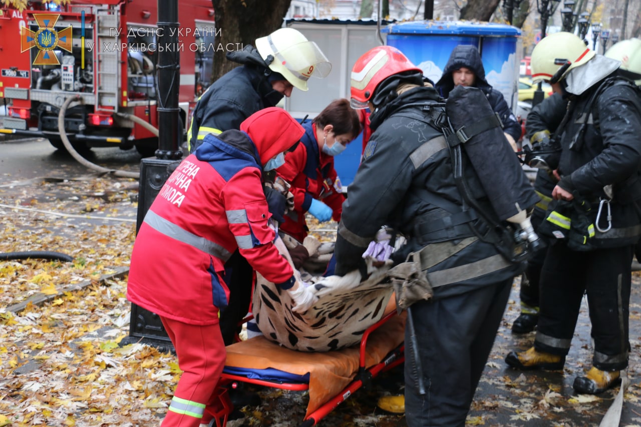 Спасатели эвакуировали людей из горящего дома в центре Харькова 