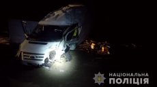 На Харьковщине микроавтобус съехал в котлован: водитель погиб, пассажиры — в больнице (фото)