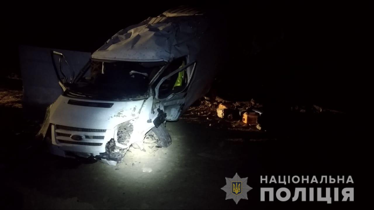 На Харьковщине микроавтобус съехал в котлован: водитель погиб, пассажиры — в больнице (фото)