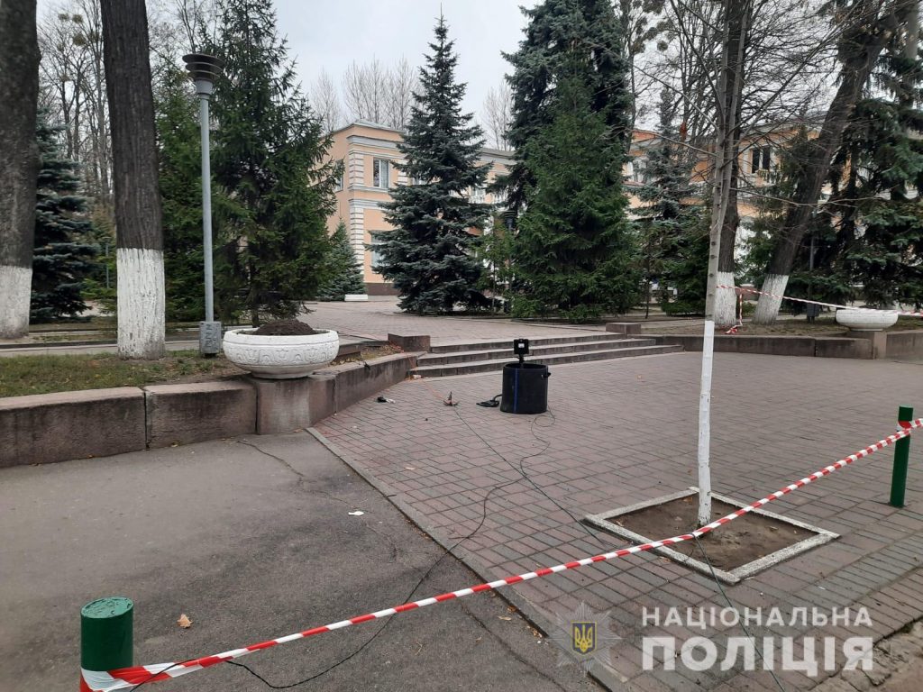 Полицейские взорвали в центре Харькова подозрительную сумку (фоторепортаж)