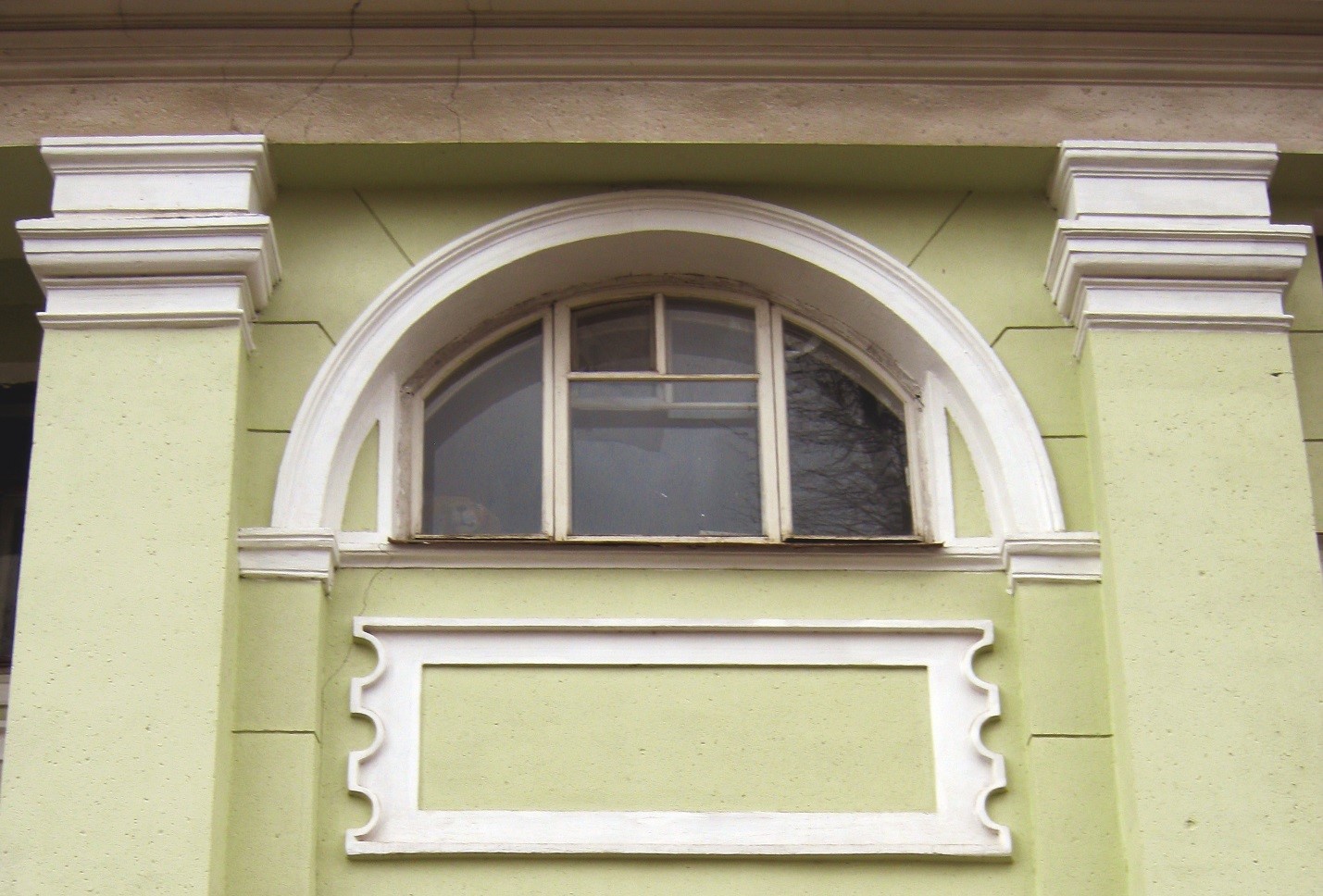 Окно дома на ул. Плехановской