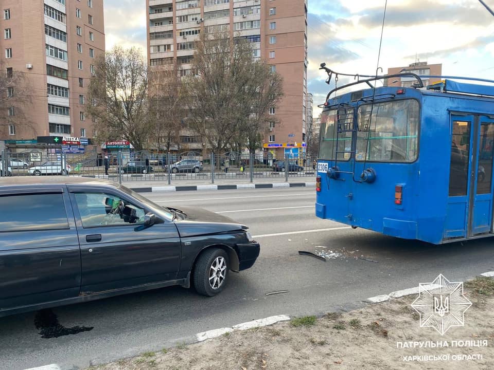 В Харькове пьяный водитель врезался в троллейбус (фото)