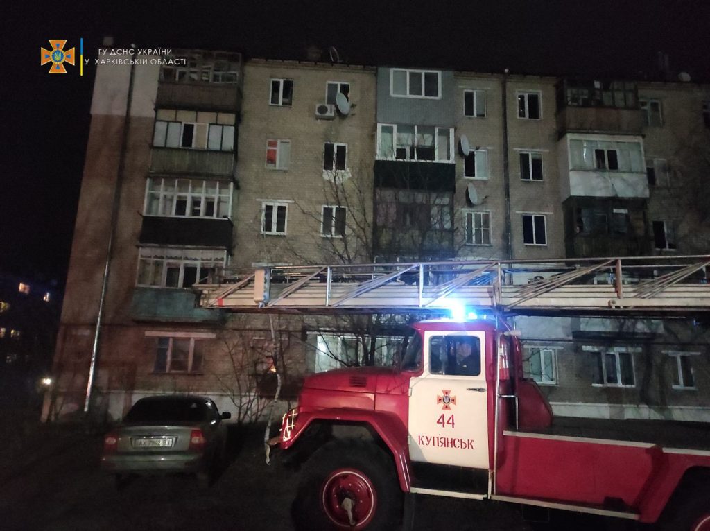 Харьковские спасатели потушили пожар в многоэтажке (фото)