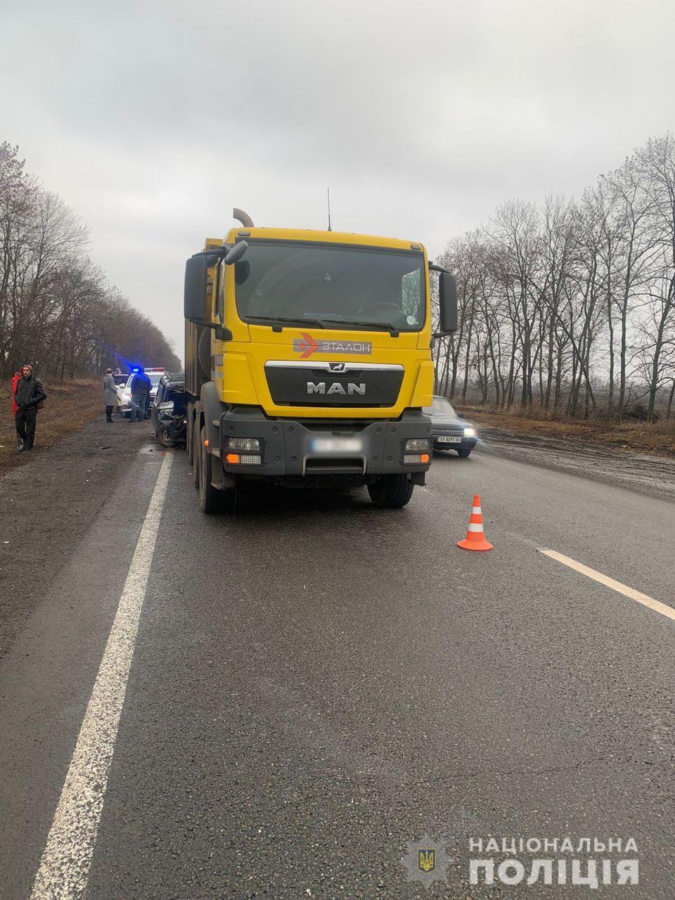 ДТП. Водитель ВАЗ врезался в припаркованный грузовик (фото)