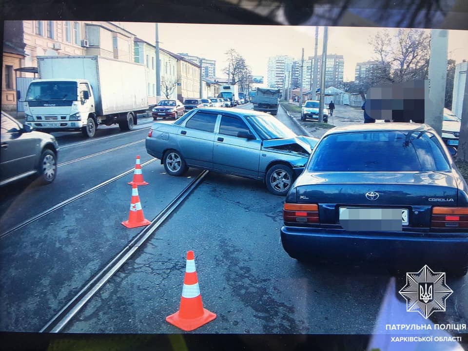ДТП. В Харькове столкнулись ВАЗ и Toyota (фото)