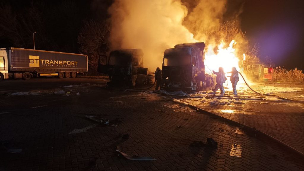Взрыв на АЗС в Харькове: остатки газа продолжают гореть (видео)