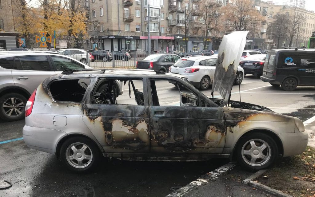 В Харькове сгорел автомобиль (видео, фото)