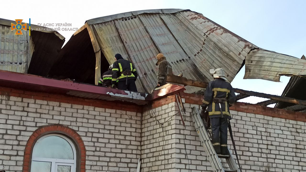 Харьковские спасатели ликвидировали крупный пожар в частном доме (фото)