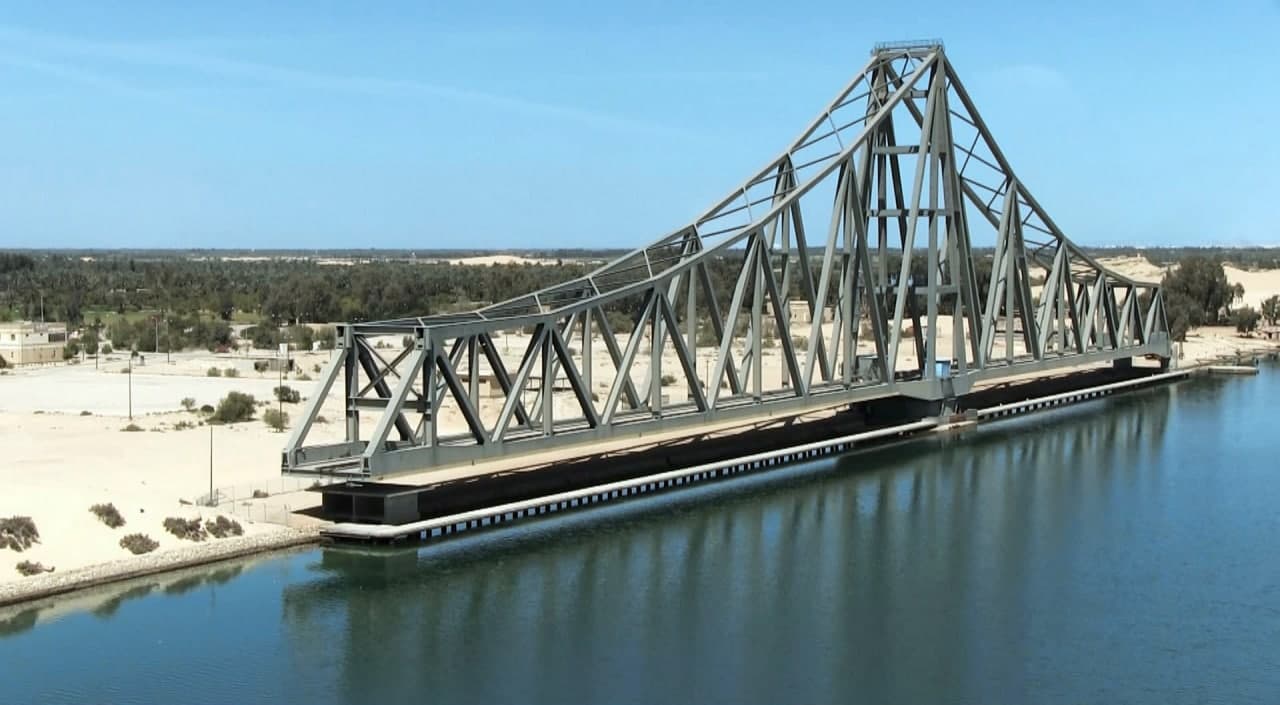 На Суэцком канале теперь есть самый большой в мире разводной мост (фото, видео)