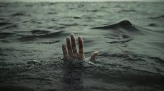 На Харьковщине мужчина провалился в ледяную реку и не мог выбраться на берег (видео)