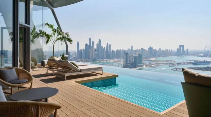 В Дубае открыли панорамный бассейн на 200-метровой высоте (фото)