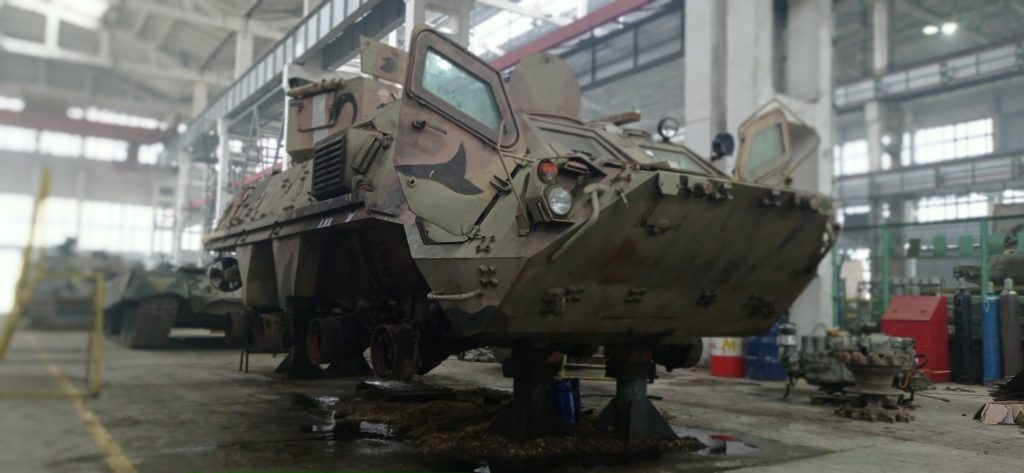 Харьковский бронетанковый завод отремонтирует бронетранспортер для огневой поддержки в бою (фото)