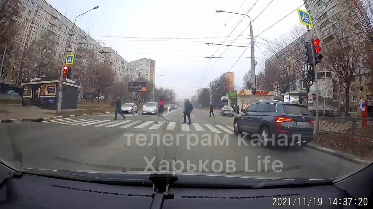 В Харькове нашли двух водителей, которые проигнорировали красный свет светофора (фото)