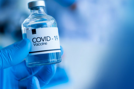 Минздрав внес изменения в перечень профессий, для которых прививка против COVID-19 обязательна
