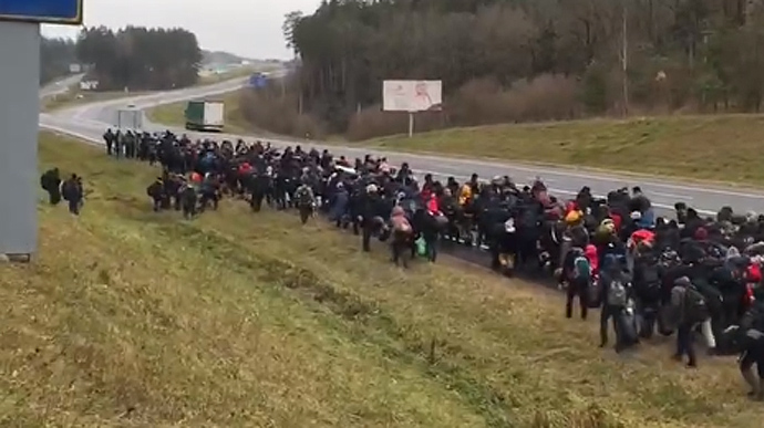 В Польшу прорвалась группа мигрантов (видео)