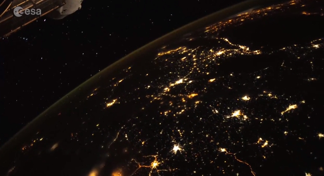 Астронавты показали, как выглядит ночная Европа из космоса (видео)