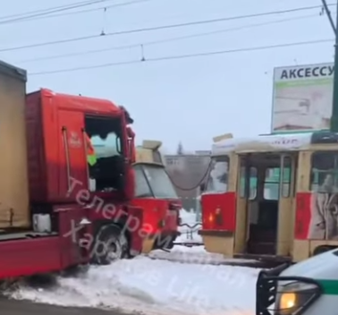ДТП. В Харькове фура врезалась в трамвай (фото)