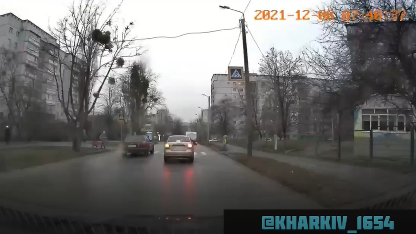 В Харькове водитель не пропустил детей на пешеходном переходе (видео)