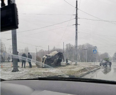 ДТП. В Харькове перевернулся BMW (фото)