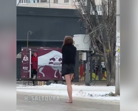 Утром по Харькову ходила полураздетая девушка (видео)