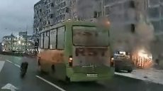 У «маршрутки» во время движения отвалилось колесо (видео)