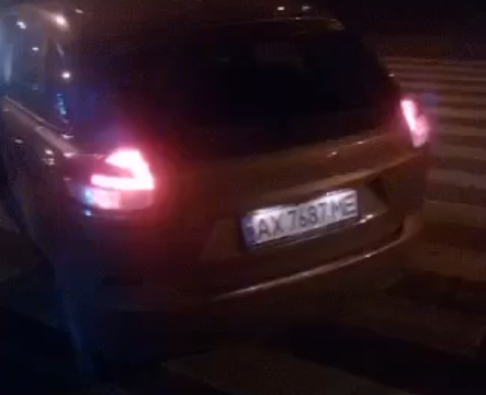 В Харькове пьяный водитель уснул на пешеходном переходе (видео)