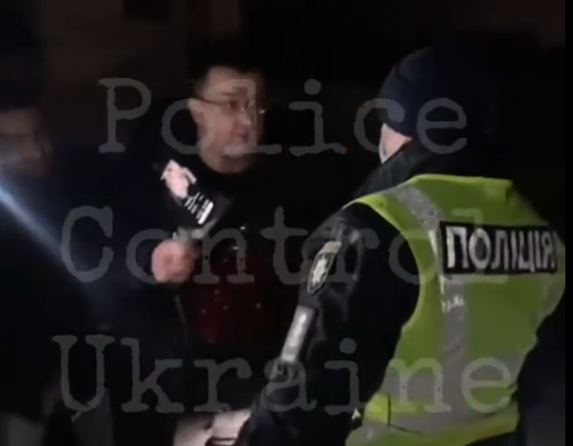 В Харькове блогер из Днепра плюнул в лицо патрульному (видео)