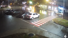 Полицейские оштрафовали водителя, который не пропустил женщину с ребенком на пешеходном переходе (видео)