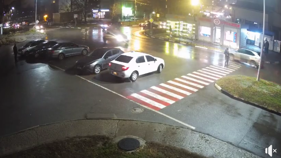 Полицейские оштрафовали водителя, который не пропустил женщину с ребенком на пешеходном переходе (видео)