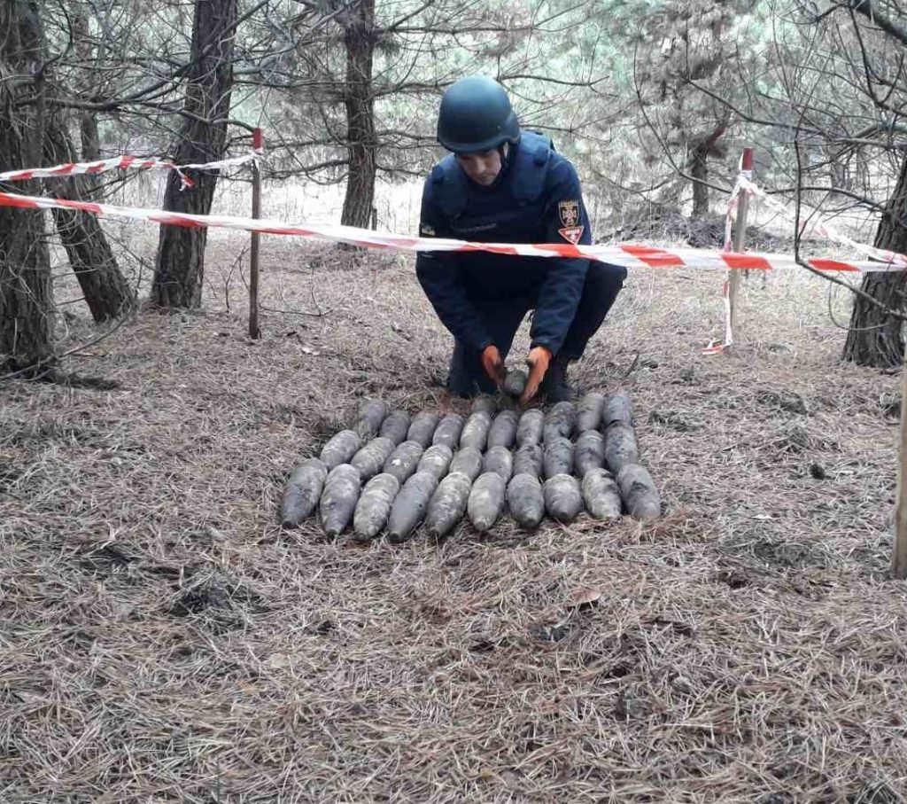 Жители села в Харьковской области нашли десятки старых мин (фото)