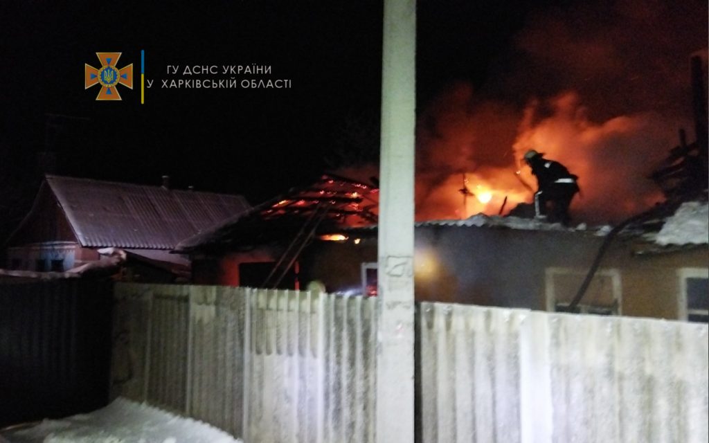 Харьковские спасатели ликвидировали крупный пожар на частном дворе (фото)