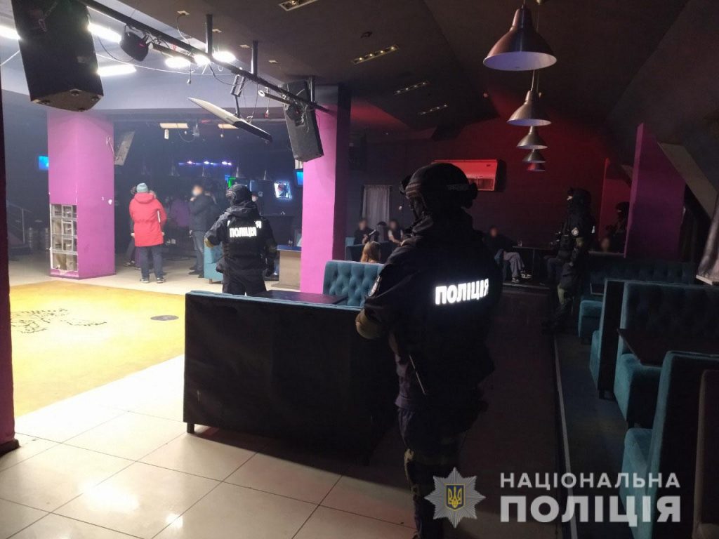 В Харькове «накрыли» ночной клуб, который нарушает карантин и продает подпольный алкоголь детям (фото)