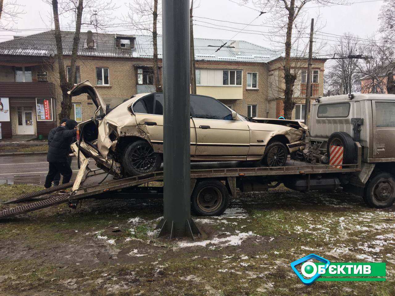 На ХТЗ водитель BMW не справился с управлением и снес два светофора