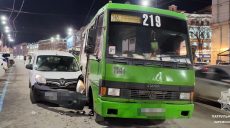 В центре Харькова автобус попал в ДТП (фото)