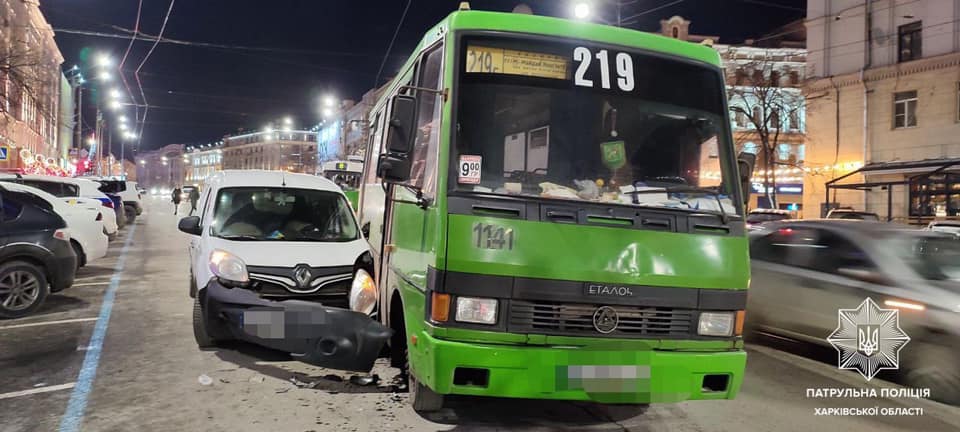 В центре Харькова автобус попал в ДТП (фото)
