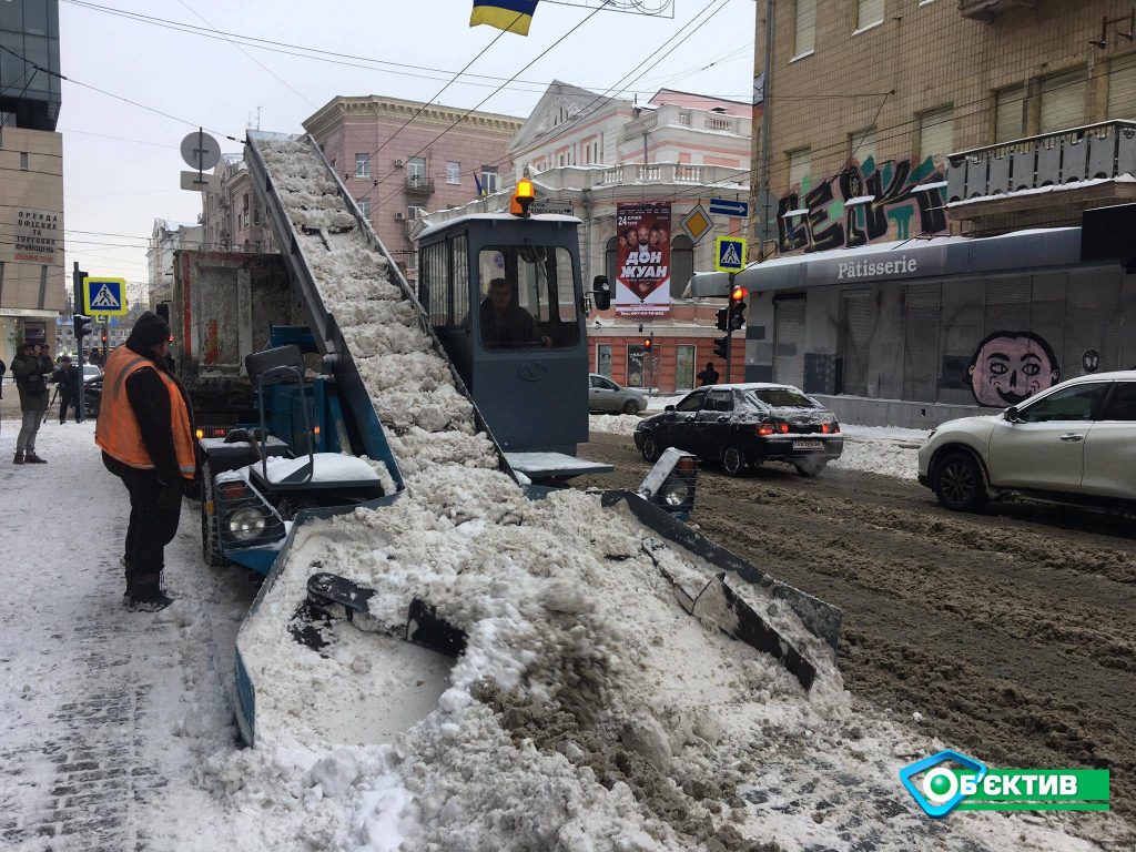 В Харькове на уборку снега вывели всю коммунальную спецтехнику (фото)