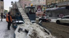 В Харькове на уборку снега вывели всю коммунальную спецтехнику (фото)